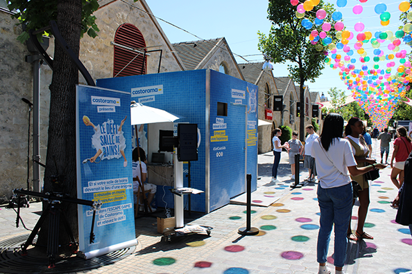 Stand mobile d escape game en extérieur avec décor de salle de bains