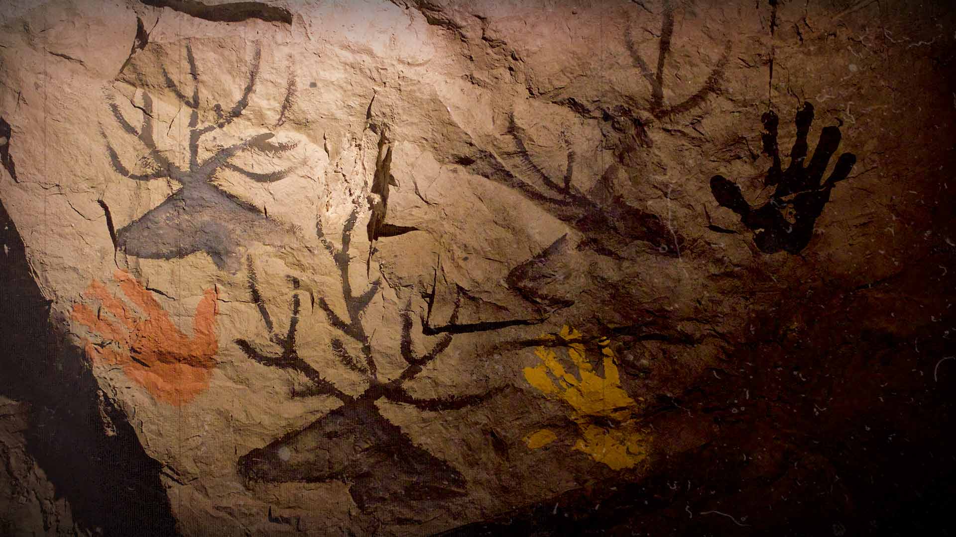 Peintures rupestres avec cerfs et empreintes de mains thème préhistorique
