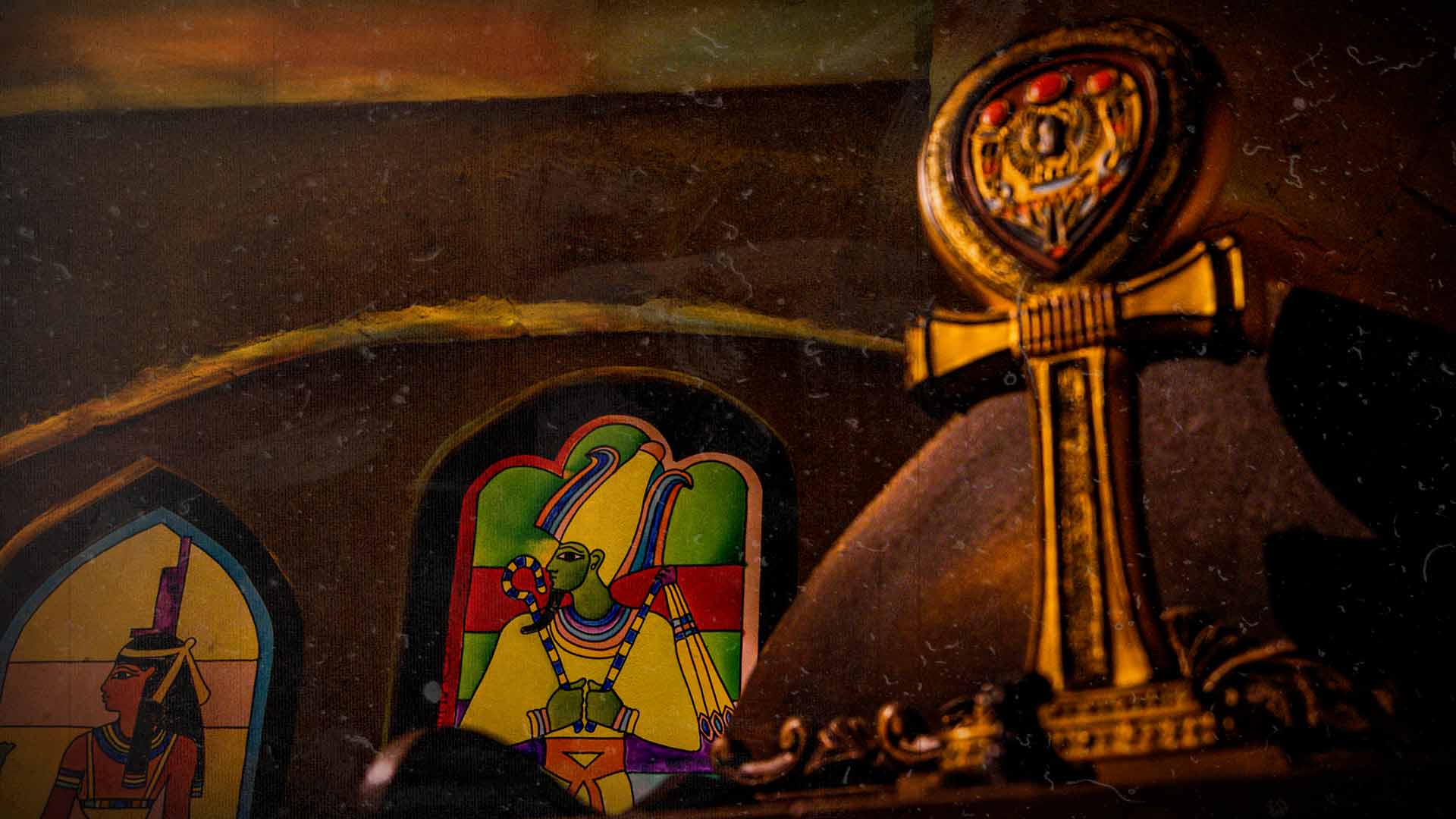 Croix égyptienne dorée dans une salle d escape game thème Égypte