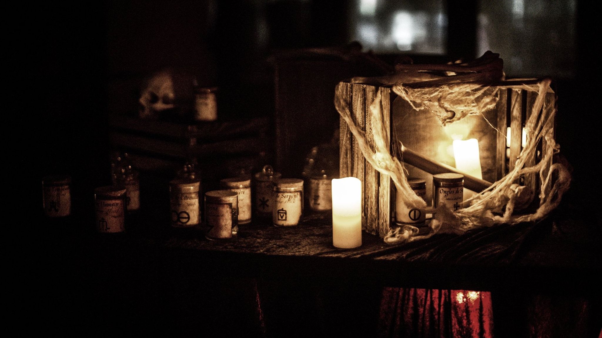 Décor d'escape game mystérieux avec des fioles et bougies allumées