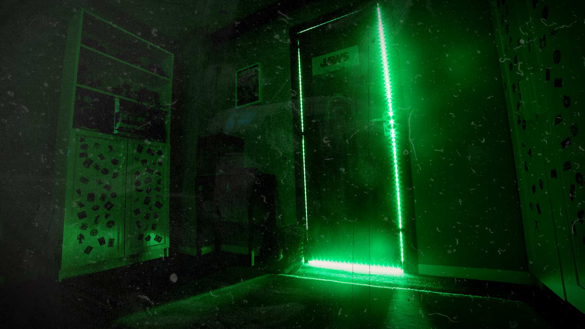 Porte de salle escape game éclairée par des néons verts