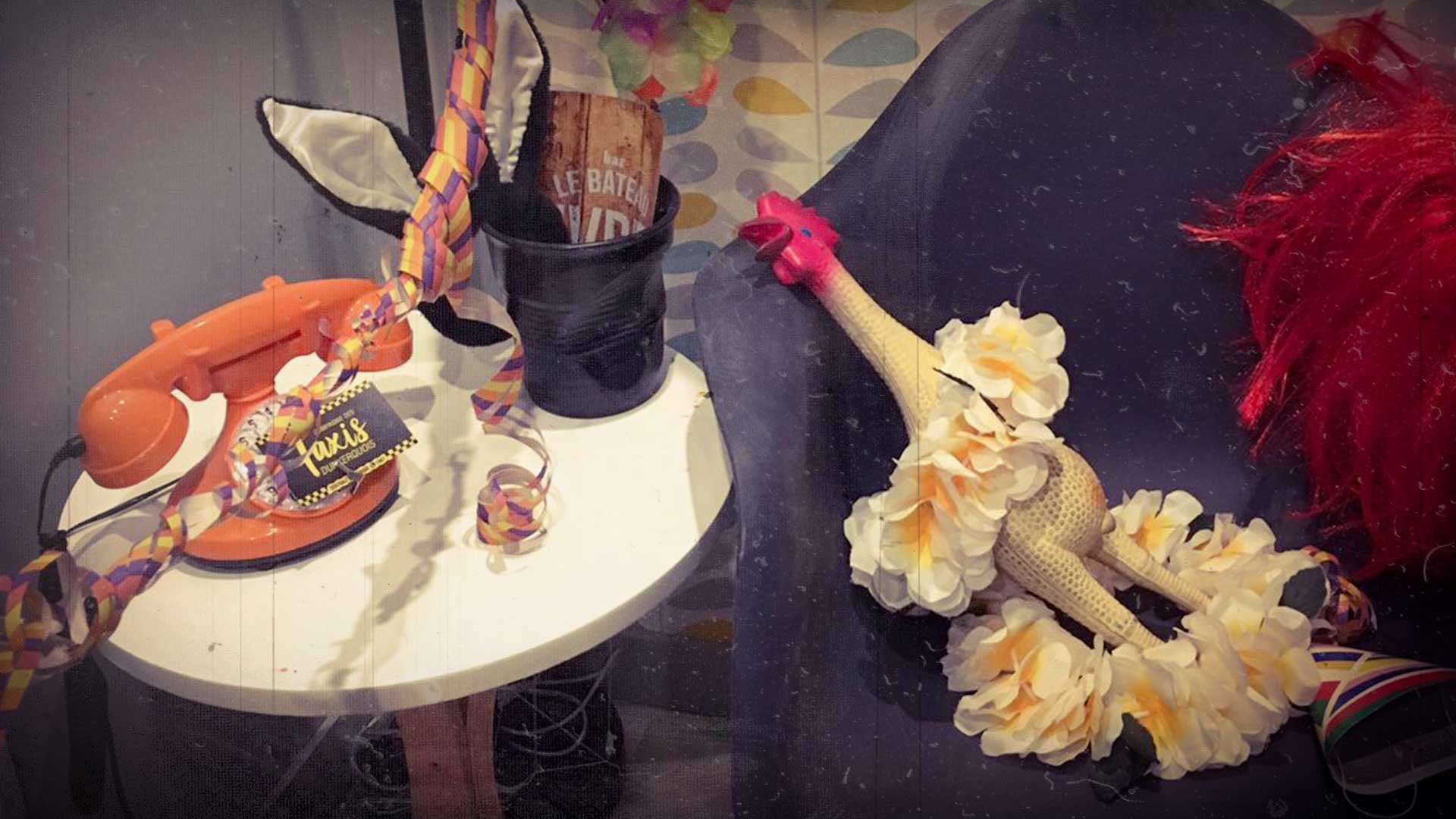 Accessoires de fête colorés sur une table d'escape game rétro