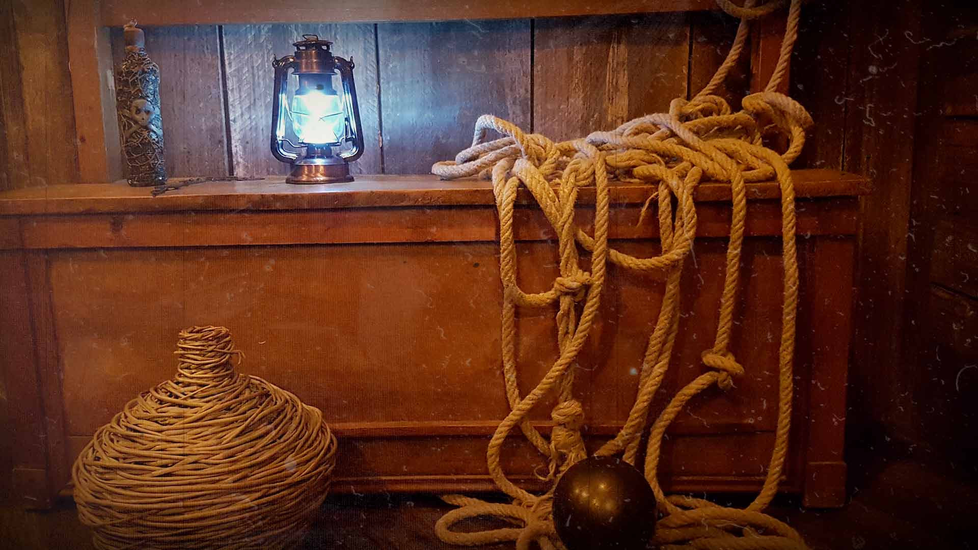 Coffre en bois et lanterne dans un décor de pirate