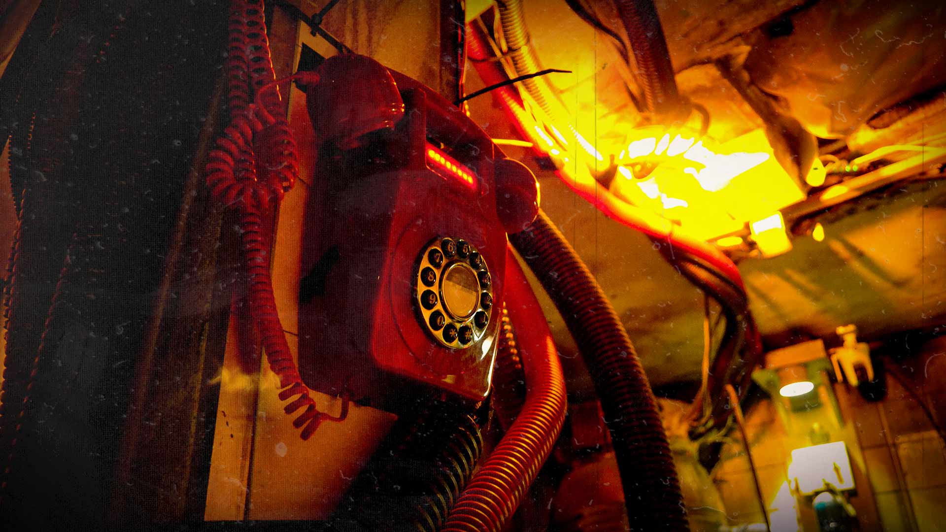 Vieux téléphone rouge mural dans une ambiance de bunker mystérieux