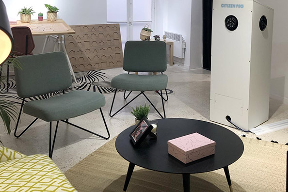 Espace détente moderne avec fauteuils et table basse dans un escape game