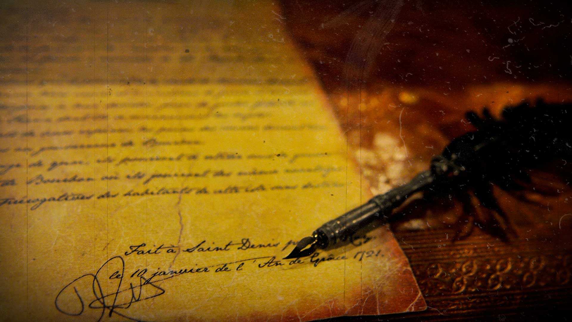 Plume ancienne et parchemin manuscrit pour une enquête historique mystérieuse