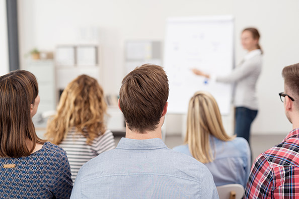 Groupe de collaborateurs participant à un séminaire d'entreprise en salle