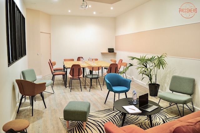 Salle de réunion moderne et lumineuse pour séminaire d entreprise Prizoners
