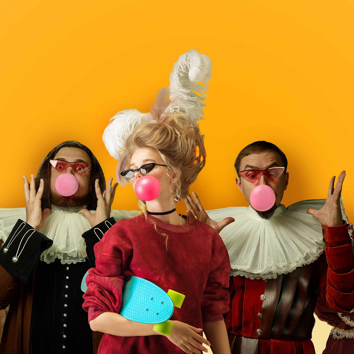 Personnages historiques en costume faisant des bulles de chewing-gum