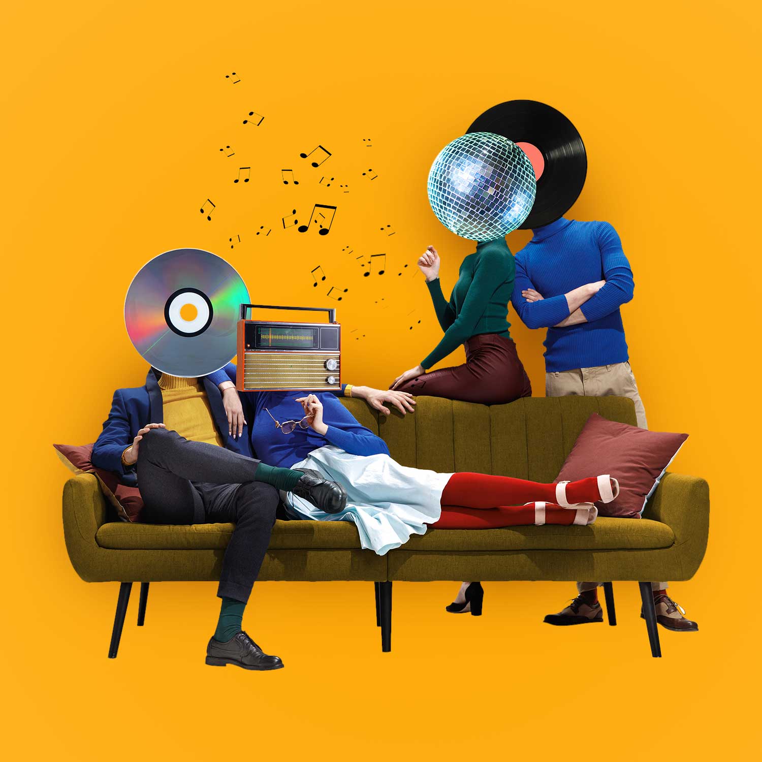 Groupe de personnes avec des objets musicaux vintage sur canapé