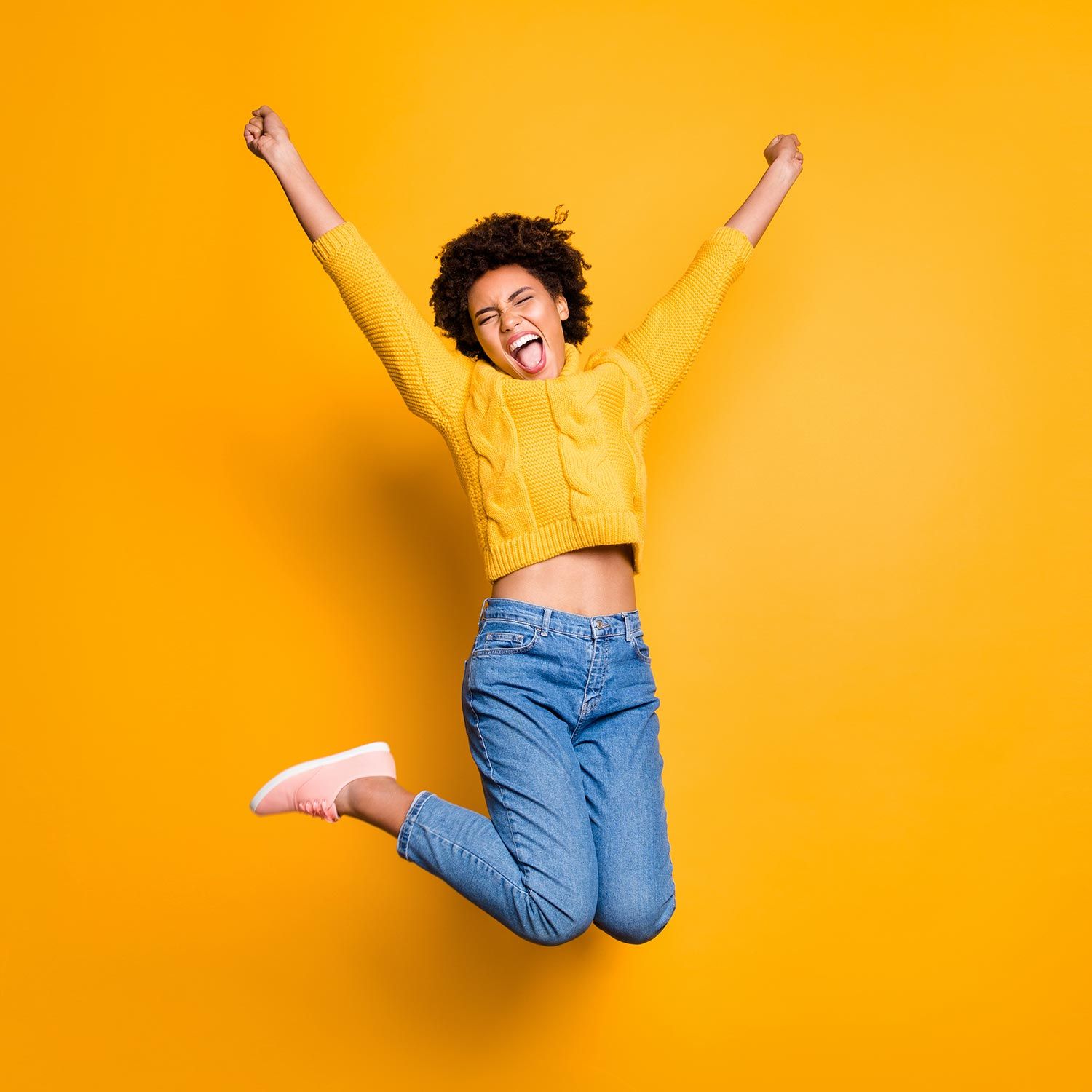 Jeune femme heureuse sautant de joie après une victoire escape game