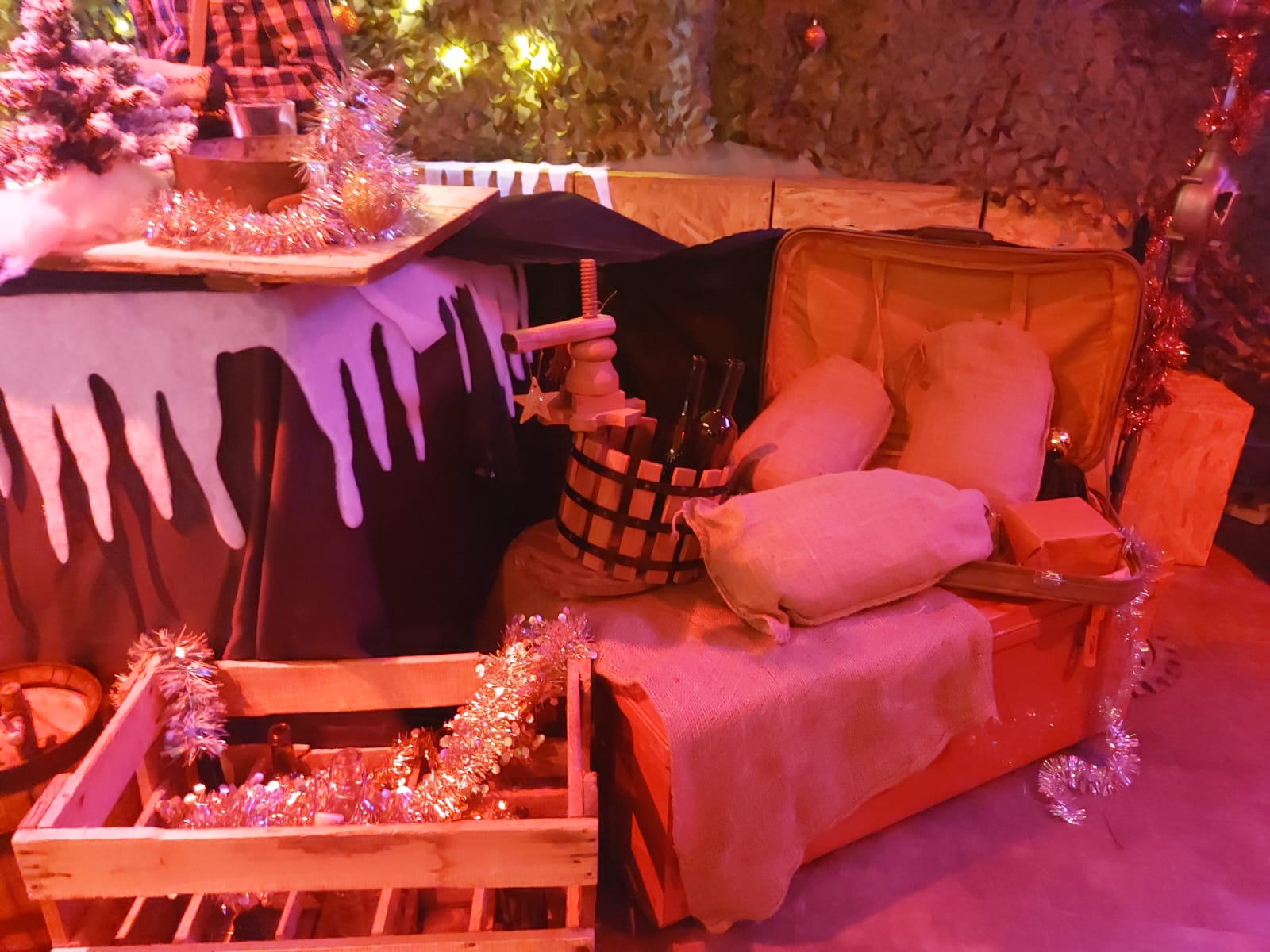 Décor de Noël avec valise ancienne et caisse en bois